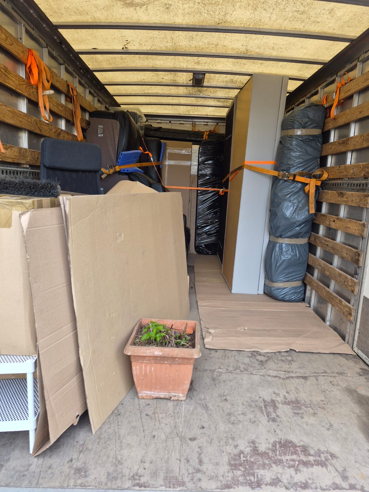 Zabezpieczenie pasami mebli przed transportem